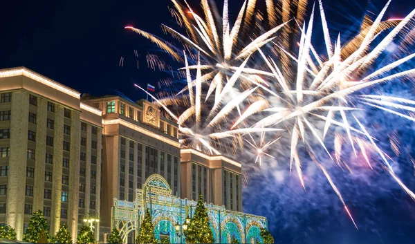 Feu d'artifice coloré explosant dans le ciel . — Photo