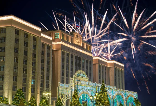 Farbenfrohes Feuerwerk explodiert am Himmel. — Stockfoto