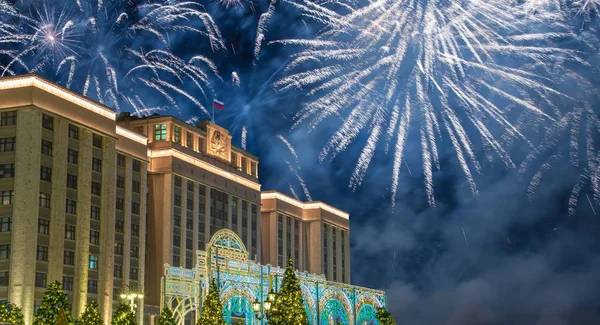 Fogos de artifício coloridos comemorativos explodindo nos céus . Fotos De Bancos De Imagens