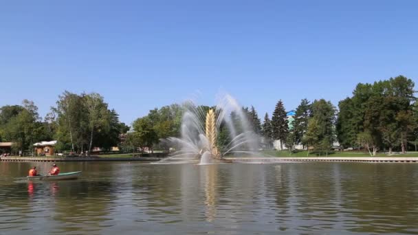 俄罗斯莫斯科 2019年8月23日 Vdnh公园Kamensky池塘上的金丝雀喷泉 Vdnkh Vdnkh 也称为全俄罗斯展览中心 是俄罗斯莫斯科的一个永久性通用贸易展览 — 图库视频影像
