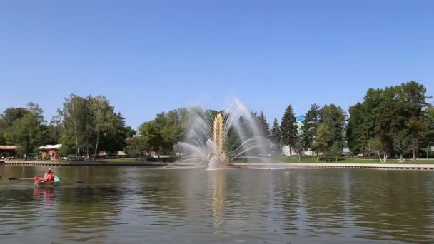 モスクワ ロシア 8月23 2019 Vdnh公園のKamensky池のゴールデンスパイク噴水 Vdnkh 全ロシア展示センターとも呼ばれる モスクワ ロシアの恒久的な汎用展示会です — ストック動画