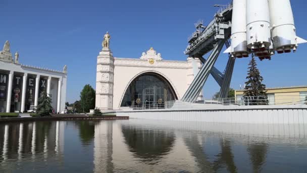 莫斯科 俄罗斯 2019年8月23日 俄罗斯莫斯科的Vdnkh公园展出了沃斯托克号宇宙飞船 苏联第一枚火箭的纪念品 Vdnh是一个大型城市公园 展览中心和游乐园 著名的旅游地标 — 图库视频影像