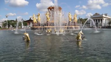 Moskova, Rusya - 23 Ağustos 2019: Milletlerin Çeşme Dostluğu(1951-54, Mimarlar K. Topuridze ve G. Konstantinovsky tarafından çeşme projesi) - Vdnkh (All-Russia Exhibition Centre), Moskova, Rusya 