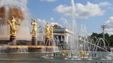 Moskova, Rusya - 23 Ağustos 2019: Milletlerin Çeşme Dostluğu(1951-54, Mimarlar K. Topuridze ve G. Konstantinovsky tarafından çeşme projesi) - Vdnkh (All-Russia Exhibition Centre), Moskova, Rusya 