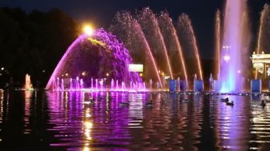 Moskova, Rusya 11 Eylül 2019: Gorky Park 'taki Dans Çeşmesinin Renkli Işıkları (gece), Moskova, Rusya 