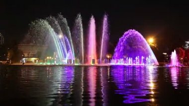 Moskova, Rusya 11 Eylül 2019: Gorky Park 'taki Dans Çeşmesinin Renkli Işıkları (gece), Moskova, Rusya 