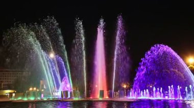 Moskova, Rusya 11 Eylül 2019: Gorky Park 'taki Dans Çeşmesinin Renkli Işıkları (gece), Moskova, Rusya 