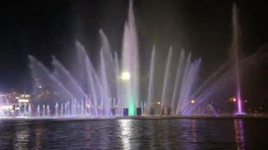 Gorky Park 'taki Dans Çeşmesinin Renkli Işıkları (gece), Moskova, Rusya 
