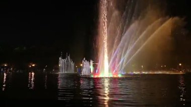 Gorky Park 'taki Dans Çeşmesinin Renkli Işıkları (gece), Moskova, Rusya 