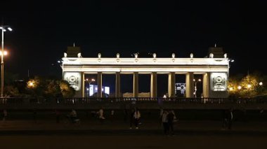 Moskova, Rusya 11 Eylül 2019: Gorky Parkı 'nın ana giriş kapısı (gece) - Moskova, Rusya' nın ana şehir merkezi ve simgelerinden biri.    