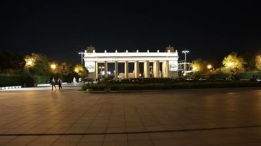 Moskova, Rusya 11 Eylül 2019: Gorky Parkı 'nın ana giriş kapısı (gece) - Moskova, Rusya' nın ana şehir merkezi ve simgelerinden biri.    