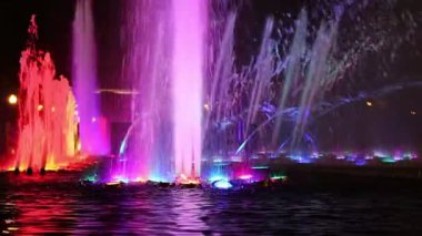 Moskova, Rusya 11 Eylül 2019: Gorky Park 'taki Dans Çeşmesinin Renkli Işıkları (gece), Moskova, Rusya
