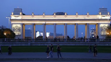 Moskova, Rusya 11 Eylül 2019: Gorky Parkı 'nın ana giriş kapısı (gece) - Moskova, Rusya' nın ana şehir merkezi ve simgelerinden biri.    