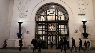 Moskova, Rusya 11 Eylül 2019: Park Kultury metro istasyonuna giriş. Gündüz sinip geceleri gözüken gezegenler. Moskova, Rusya 