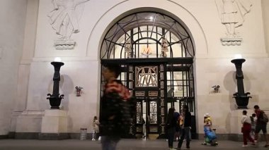 Moskova, Rusya 11 Eylül 2019: Park Kultury metro istasyonuna giriş. Gündüz sinip geceleri gözüken gezegenler. Moskova, Rusya 