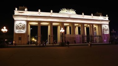 Moskova, Rusya 11 Eylül 2019: Gorky Parkı 'nın ana giriş kapısı (gece) - Moskova, Rusya' nın ana şehir merkezi ve simgelerinden biri.    