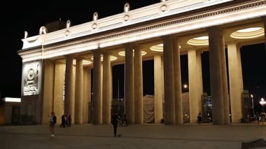 Moskova, Rusya 11 Eylül 2019: Gorky Parkı 'nın ana giriş kapısı (gece) - Moskova, Rusya' nın ana şehir merkezi ve simgelerinden biri.    