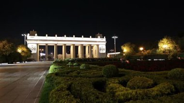 Moskova, Rusya 11 Eylül 2019: Gorky Parkı 'nın ana giriş kapısı (gece) - Moskova, Rusya' nın ana şehir merkezi ve simgelerinden biri.    