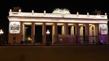 Moskova, Rusya 11 Eylül 2019: Gorky Parkı 'nın ana giriş kapısı (gece) - Moskova, Rusya' nın ana şehir merkezi ve simgelerinden biri.    