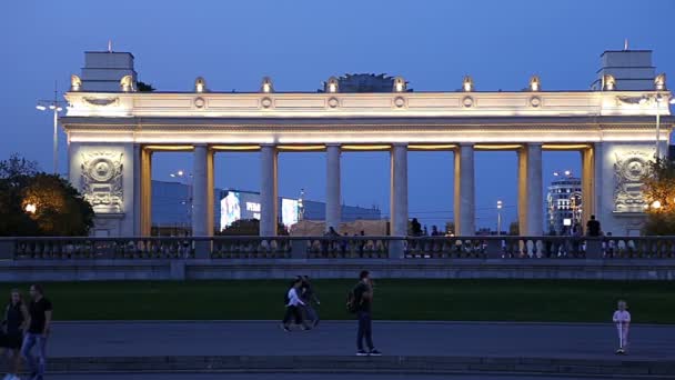 Moscow Rússia Setembro 2019 Porta Entrada Principal Parque Gorky Noite — Vídeo de Stock