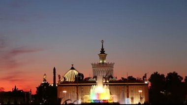 Çeşme VDKNh Moskova'da taş çiçeklere. Kalıcı bir genel amaçlı fuar, Moskova, Rusya (tüm Rusya Fuar alanı olarak da adlandırılır) VDKNh olduğunu  