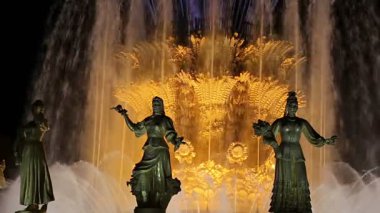 Fountain Friendship of Nations (1951-54), mimarlar K. Topuridze ve G. Konstantinovsky 'nin kaynak projesi) -- Vdnkh (All-Russia Exhibition Centre), Moskova, Rusya 