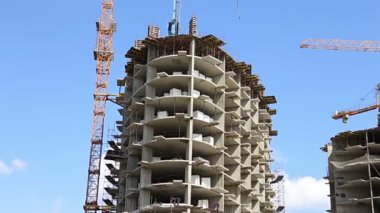 Moskova, Rusya - 06 Temmuz 2019: Yapım aşamasında olan çok katlı bina (yeni konut kompleksi). Cheryomushki ilçesinde yenileme programı üzerine şantiye, Moskova, Rusya  