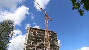 İnşaat halindeki çok katlı bina (yeni yerleşim yeri). Çeryomushki bölgesindeki yenileme programı üzerine inşa alanı, Moskova, Rusya