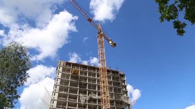İnşaat halindeki çok katlı bina (yeni yerleşim yeri). Çeryomushki bölgesindeki yenileme programı üzerine inşa alanı, Moskova, Rusya