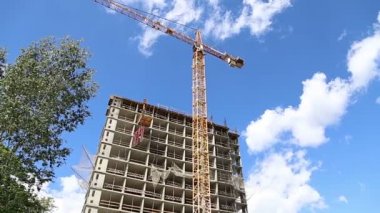 İnşaat halindeki çok katlı bina (yeni yerleşim yeri). Çeryomushki bölgesindeki yenileme programı üzerine inşa alanı, Moskova, Rusya