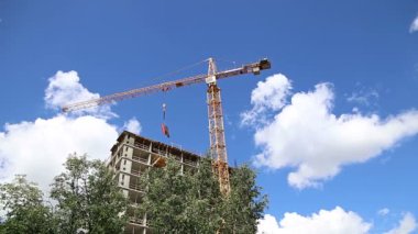 İnşaat halindeki çok katlı bina (yeni yerleşim yeri). Çeryomushki bölgesindeki yenileme programı üzerine inşa alanı, Moskova, Rusya