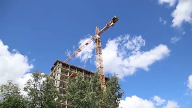 İnşaat halindeki çok katlı bina (yeni yerleşim yeri). Çeryomushki bölgesindeki yenileme programı üzerine inşa alanı, Moskova, Rusya
