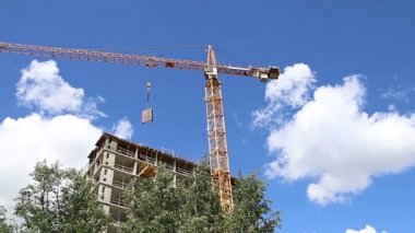 İnşaat halindeki çok katlı bina (yeni yerleşim yeri). Çeryomushki bölgesindeki yenileme programı üzerine inşa alanı, Moskova, Rusya