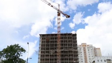 İnşaat halindeki çok katlı bina (yeni yerleşim yeri). Çeryomushki bölgesindeki yenileme programı üzerine inşa alanı, Moskova, Rusya