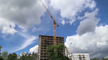 İnşaat halindeki çok katlı bina (yeni yerleşim yeri). Çeryomushki bölgesindeki yenileme programı üzerine inşa alanı, Moskova, Rusya