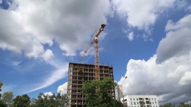 İnşaat halindeki çok katlı bina (yeni yerleşim yeri). Çeryomushki bölgesindeki yenileme programı üzerine inşa alanı, Moskova, Rusya