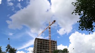 İnşaat halindeki çok katlı bina (yeni yerleşim yeri). Çeryomushki bölgesindeki yenileme programı üzerine inşa alanı, Moskova, Rusya