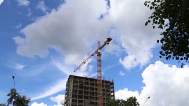 İnşaat halindeki çok katlı bina (yeni yerleşim yeri). Çeryomushki bölgesindeki yenileme programı üzerine inşa alanı, Moskova, Rusya