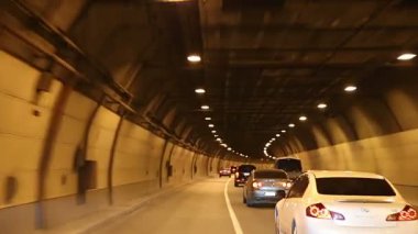 Moskova, Rusya - 4 Ağustos 2019: Tünelde trafik araçları. Moskova şehir merkezi, Rusya  