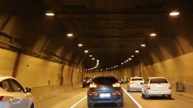 Moskova, Rusya - 4 Ağustos 2019: Tünelde trafik araçları. Moskova şehir merkezi, Rusya  