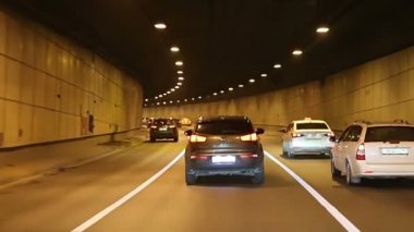 Moskova, Rusya - 4 Ağustos 2019: Tünelde trafik araçları. Moskova şehir merkezi, Rusya  
