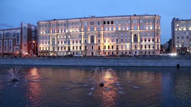 Moskova, Rusya 9 Eylül 2019: Drainage kanalındaki çeşmeler. Bolotnaya Embankment ve Kadashevskaya Naberezhnaya (Embankment). Luzhkov (Tretyakov) köprüsü (gece), Moskova şehir tarihi merkezi, popüler bir dönüm noktası. Rusya   