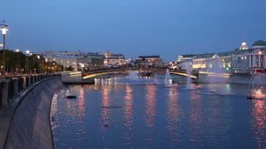 Drainage kanalındaki fıskiyeler. Bolotnaya Embankment ve Kadashevskaya Naberezhnaya (Embankment). Luzhkov (Tretyakov) köprüsü (gece), Moskova şehir tarihi merkezi, popüler bir dönüm noktası. Rusya 