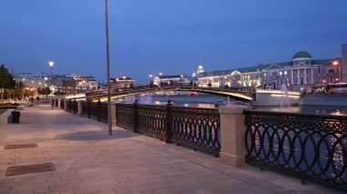 Bolotnaya Embankment and Drainage kanalı (geceleri), Moskova 'nın tarihi merkezi, popüler kent simgesi. Rusya    