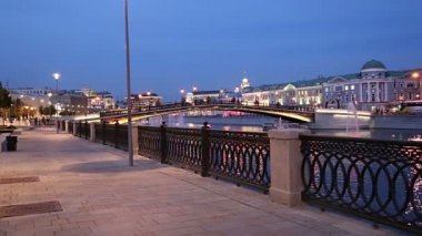 Bolotnaya Embankment and Drainage kanalı (geceleri), Moskova 'nın tarihi merkezi, popüler kent simgesi. Rusya    