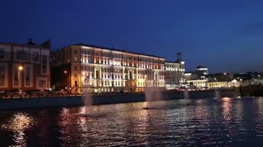 Drainage kanalındaki fıskiyeler. Bolotnaya Embankment ve Kadashevskaya Naberezhnaya (Embankment). Luzhkov (Tretyakov) köprüsü (gece), Moskova şehir tarihi merkezi, popüler bir dönüm noktası. Rusya 