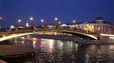 Moskova, Rusya 09 Eylül 2019: Luzhkov (Tretyakov) drenaj kanalındaki köprü. Bolotnaya Embankment ve Kadashevskaya Naberezhnaya (Embankment), geceleri Moskova 'nın tarihi merkezi, popüler kent simgesi. Rusya 