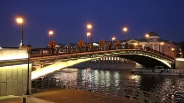 Moskova, Rusya 09 Eylül 2019: Luzhkov (Tretyakov) drenaj kanalındaki köprü. Bolotnaya Embankment ve Kadashevskaya Naberezhnaya (Embankment), geceleri Moskova 'nın tarihi merkezi, popüler kent simgesi. Rusya 