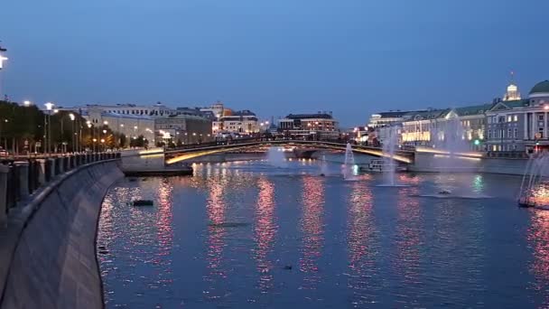 Fontes Canal Drenagem Bolotnaya Embankment Kadashevskaya Naberezhnaya Embankment Ponte Luzhkov — Vídeo de Stock