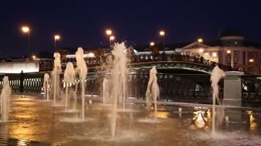Moskova, Rusya, 09 Eylül 2019: Bolotnaya Embankment 'taki çeşmeler (gece), Moskova' nın tarihi merkezi, popüler kent simgesi. Rusya  